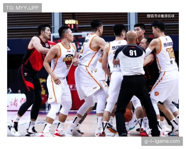 替补席纪律规则有哪些细节，裁判如何严格判罚边线违规？